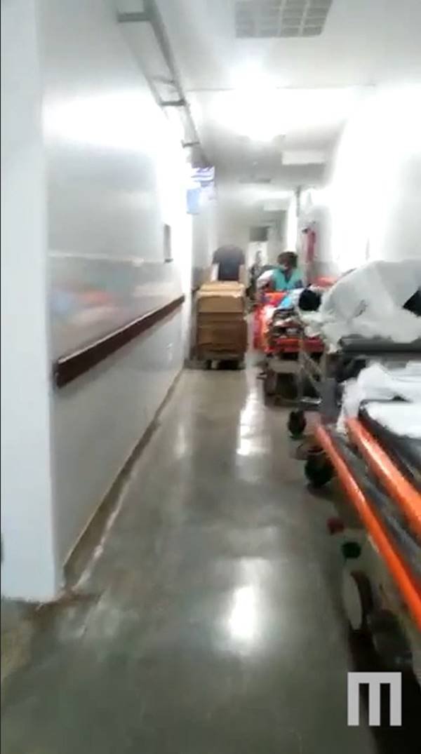 Macas no corredor de hospital