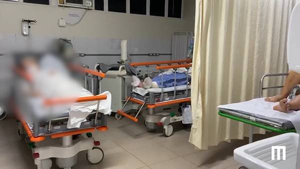 Pacientes internados em macas