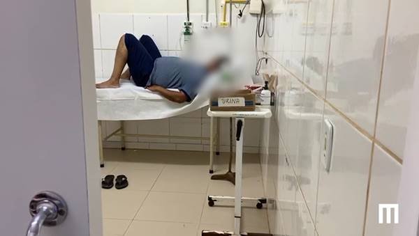 Homem deitado em maca