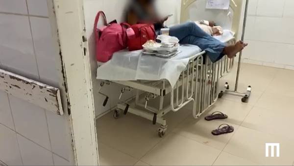 Adulta e criança internadas em hospital