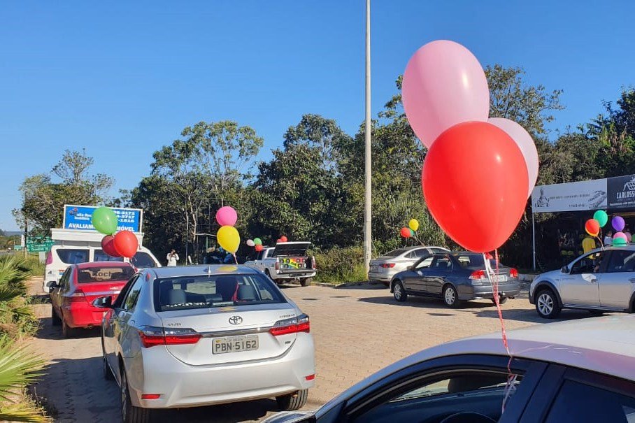 Carros e balões na rua