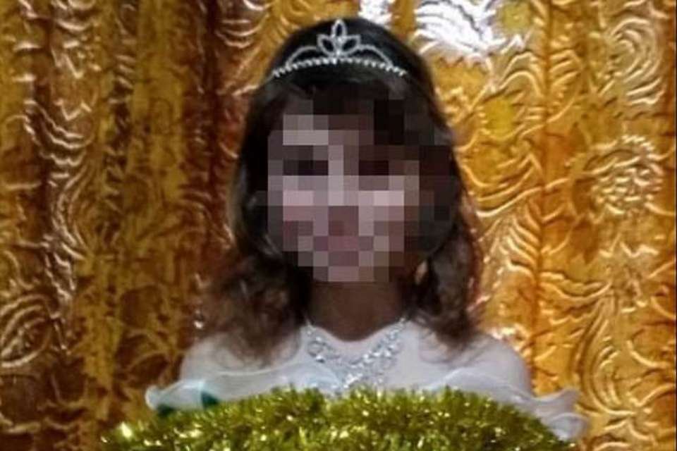 Menina com coroa de princesa