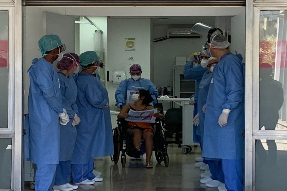 mulher deixa uti do hub e é aplaudida por médicos e enfermeiros