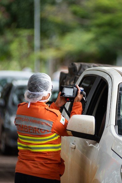 Bombeiro monitora pacientes