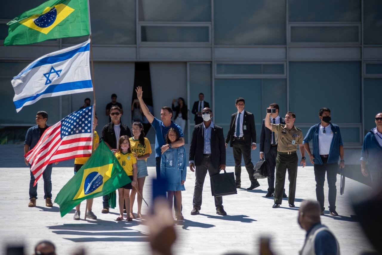 Bolsonaro na rampa com bandeira de Israel
