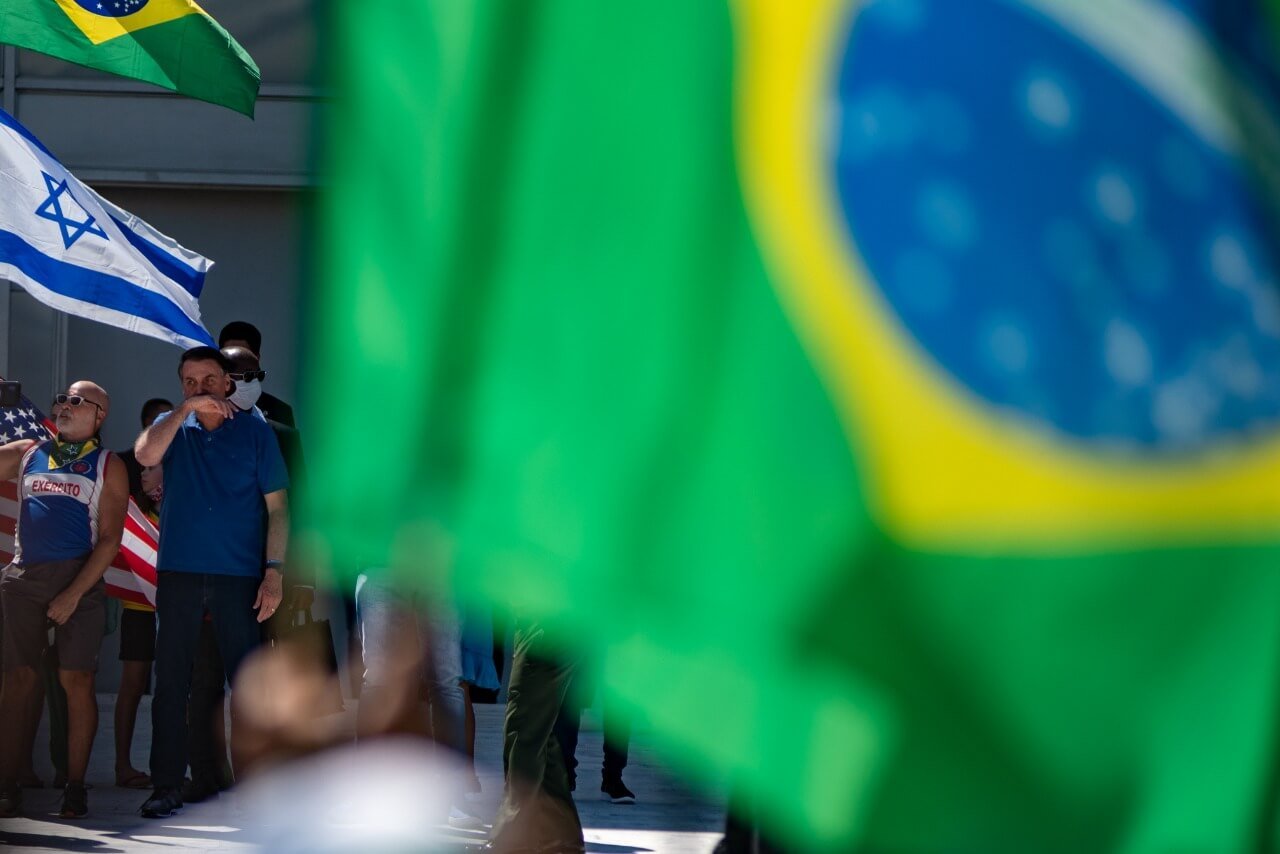 Bolsonaro na rampa com bandeira de Israel