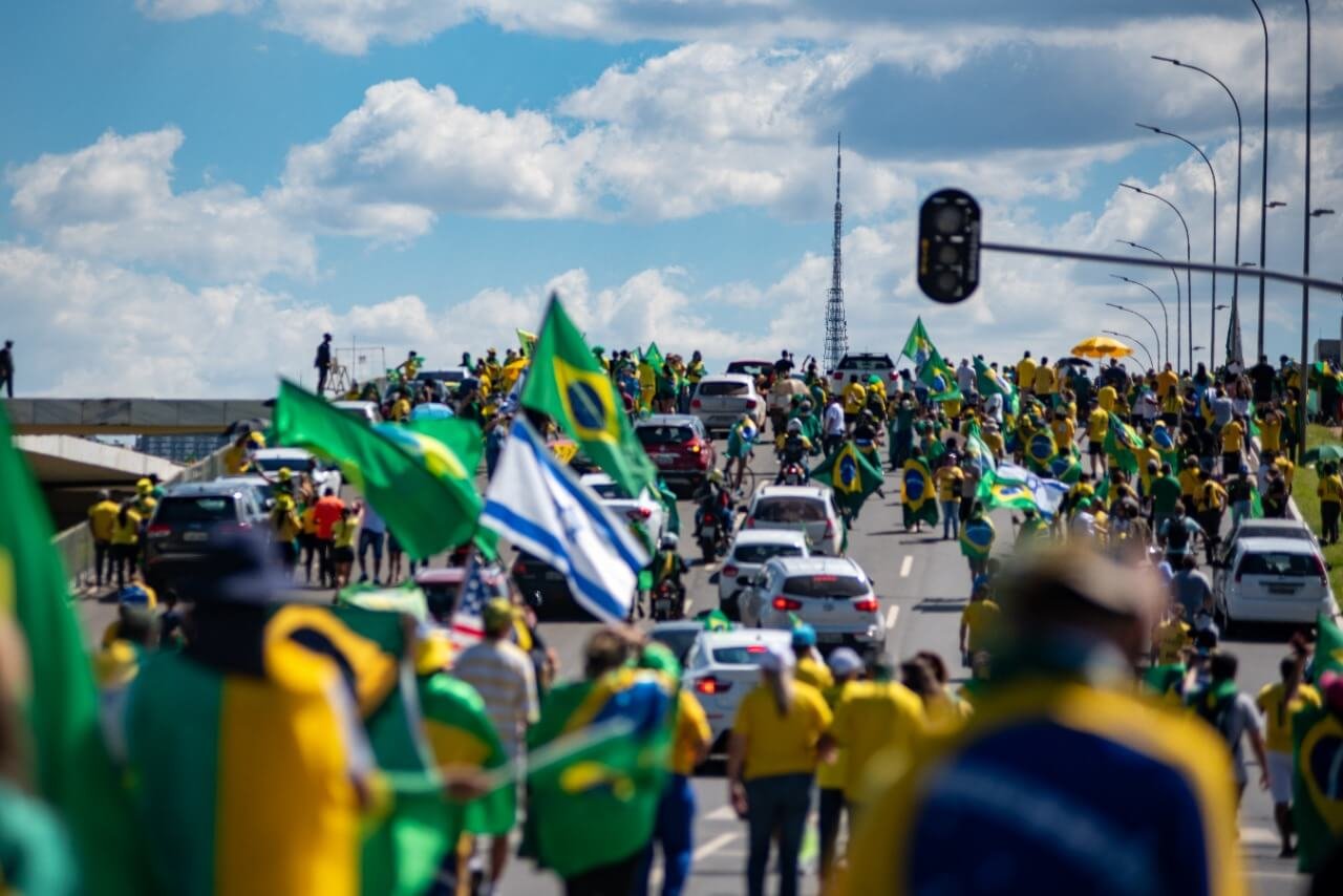 Bolsonaro na rampa com bandeira de Israel
