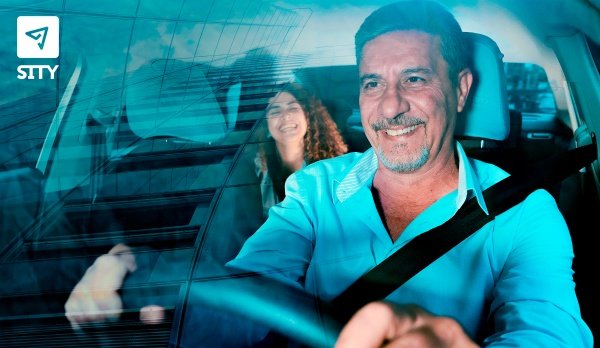 homem dirigindo carro com mulher atrás