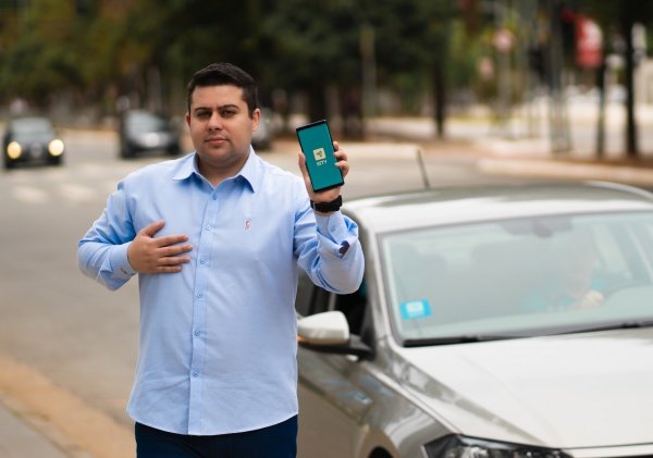 homem segurando celular