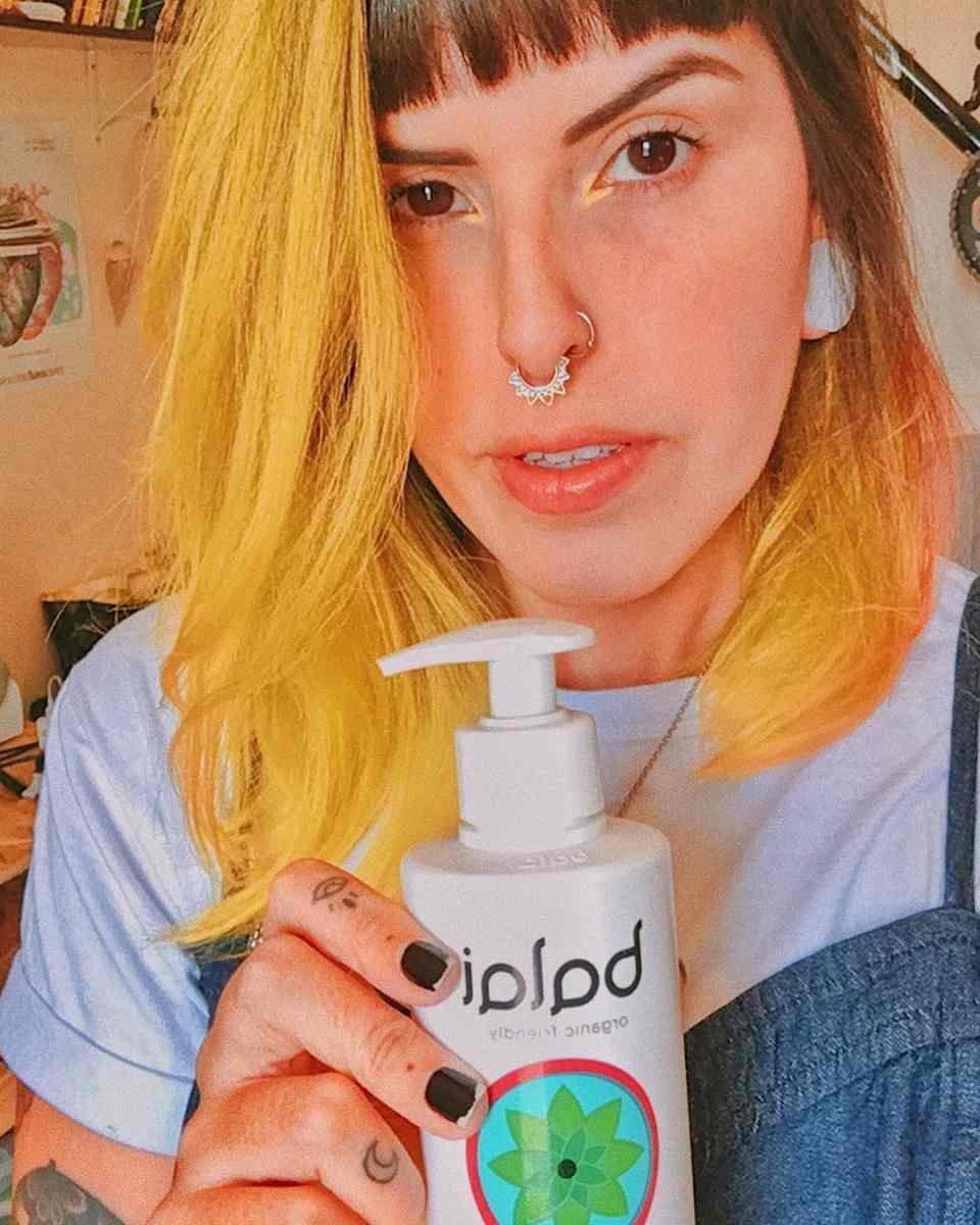 Ana segurando produto vegano