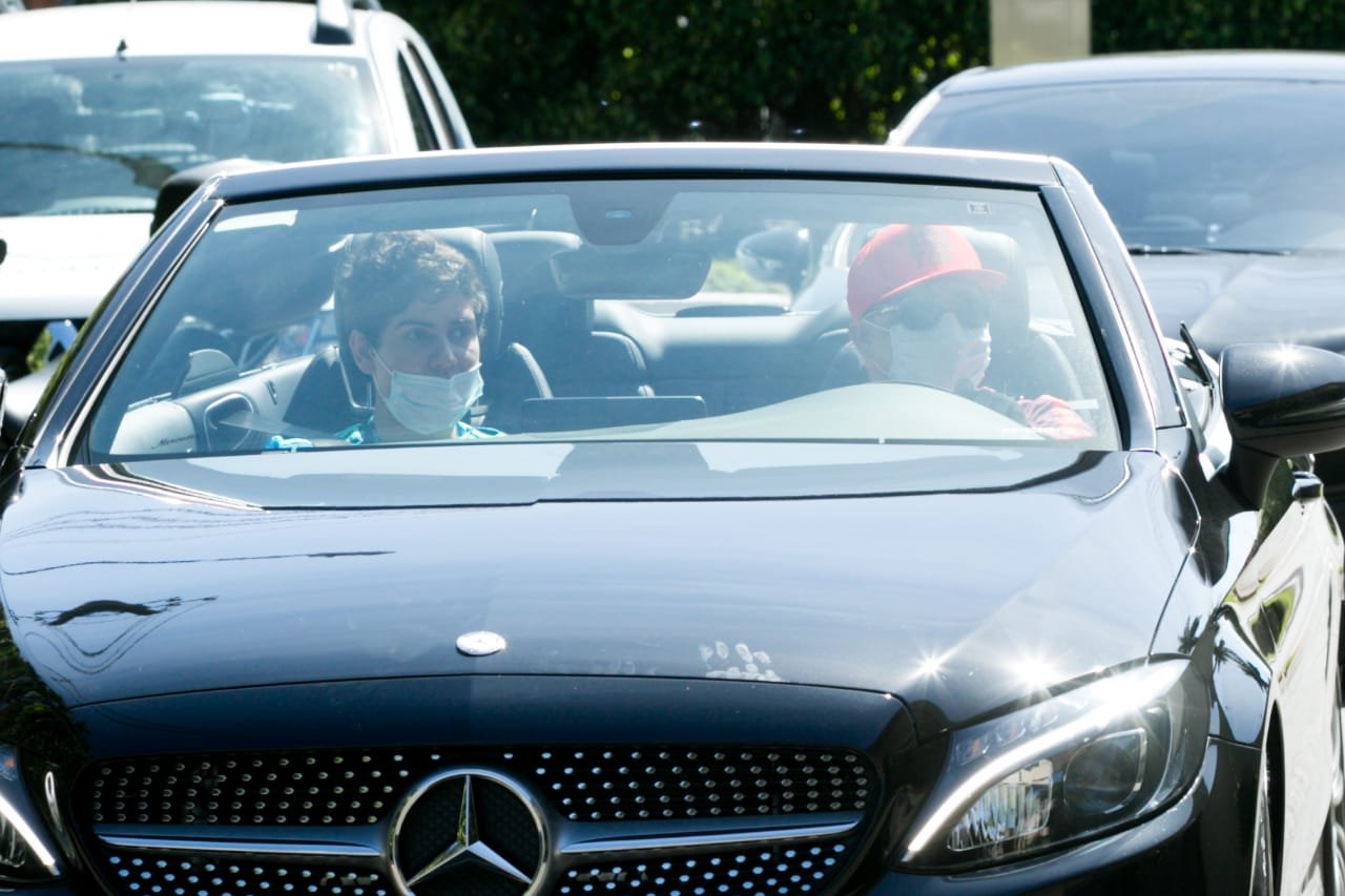 pessoas em carro