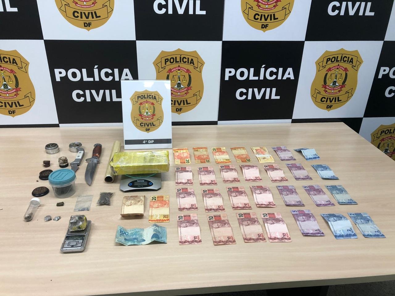 Maconha e dinheiro apreendidos