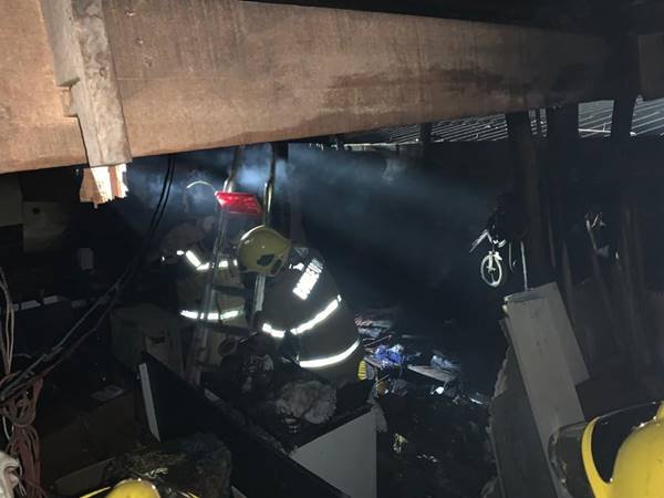 Bombeiros trabalham em incêndio que atingiu barraco em condomínio de Ceilândia