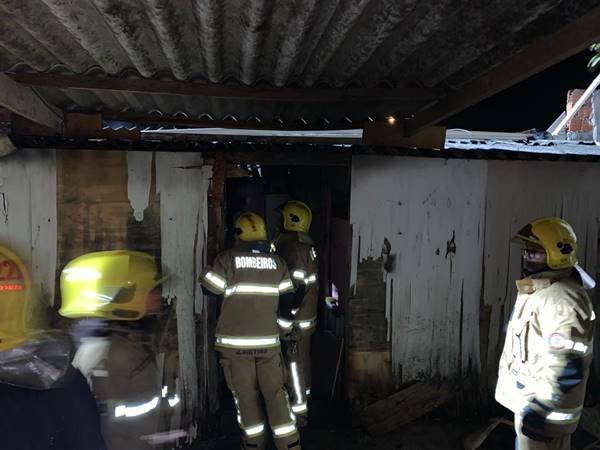 Bombeiros trabalham em incêndio que atingiu barraco em condomínio de Ceilândia