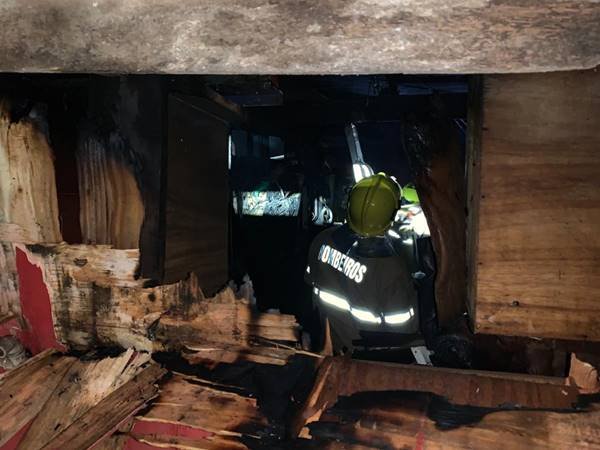 Bombeiros trabalham em incêndio que atingiu barraco em condomínio de Ceilândia
