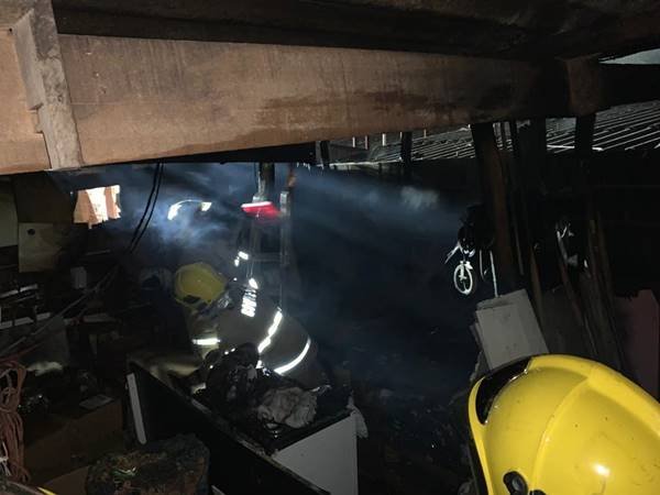 Bombeiros trabalham em incêndio que atingiu barraco em condomínio de Ceilândia