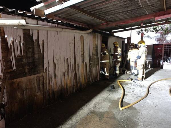 Bombeiros trabalham em incêndio que atingiu barraco em condomínio de Ceilândia