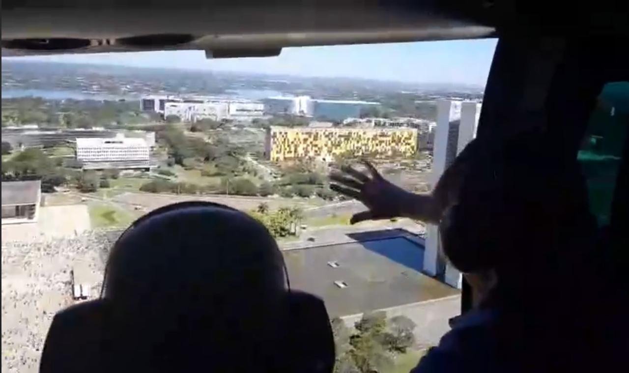 Bolsonaro sobrevoa manifestação