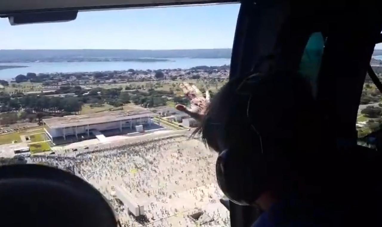 Bolsonaro sobrevoa manifestação