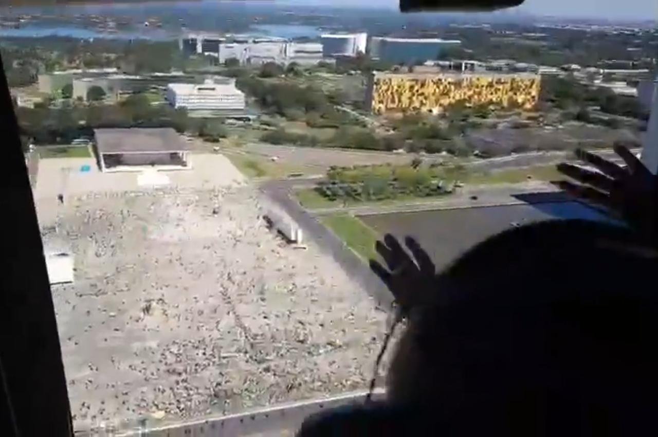 Bolsonaro sobrevoa manifestação