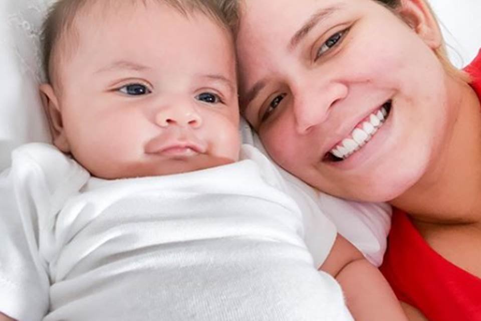 Marília MEndonça e o filho Léo