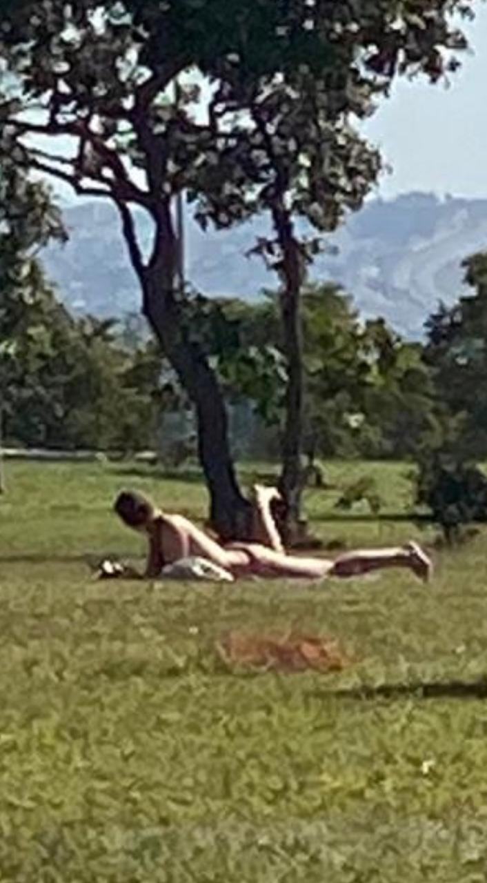 Pessoa tomando sol no gramado