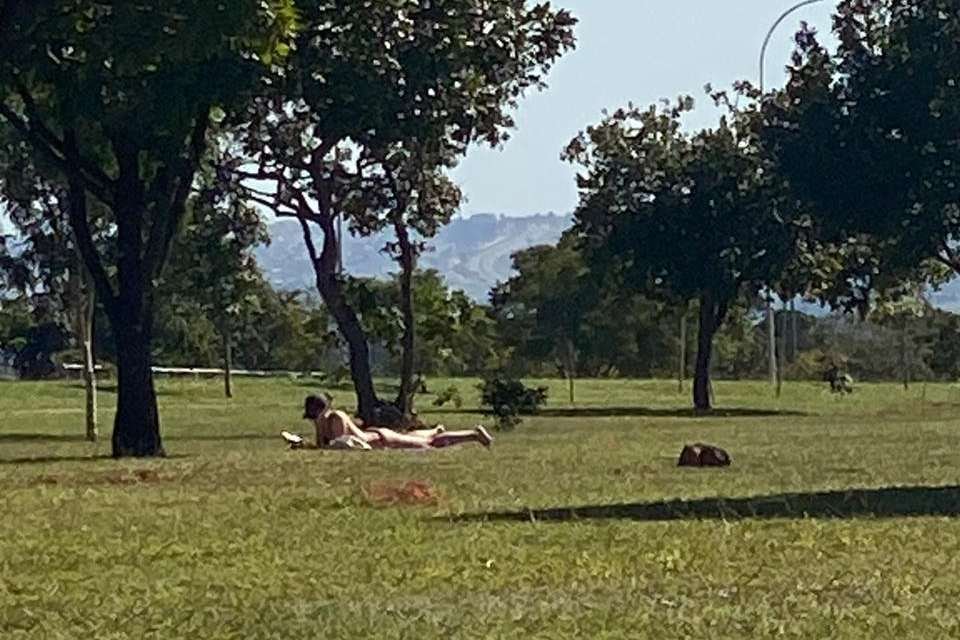 Pessoa tomando sol no gramado
