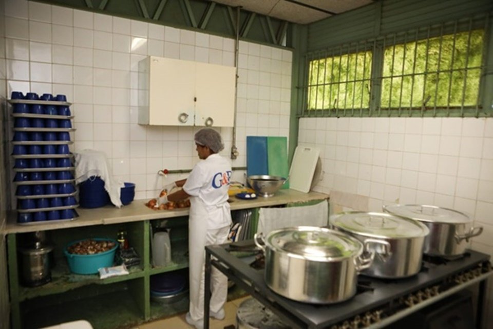 Merendeira numa cozinha de escola