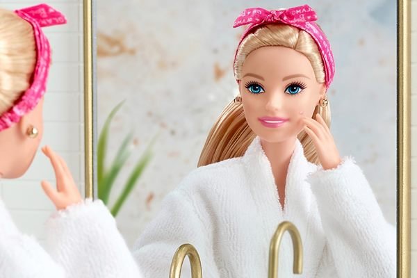 Barbie se olhando no espelho