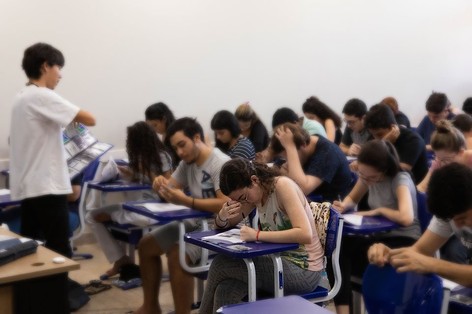 Alunas fazem prova do vestibular da Unb