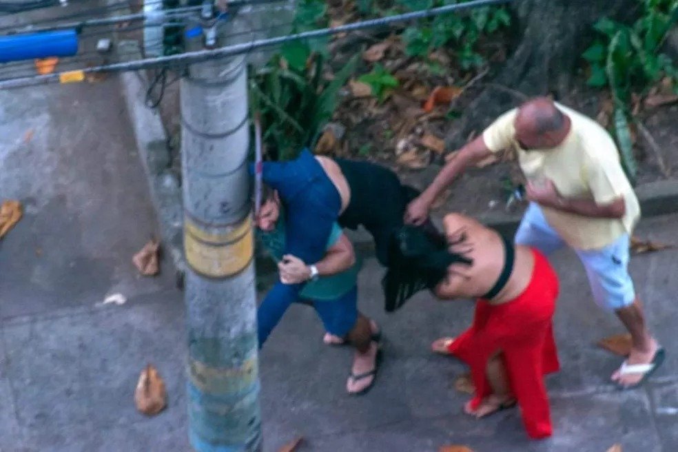 Ticyana D’Azambujja, de 35 anos, conta ter sido espancada nesse sábado (30/05)
