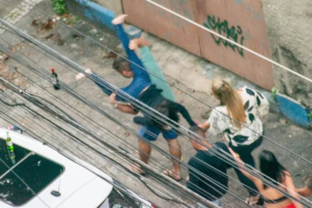 Ticyana D’Azambujja, de 35 anos, conta ter sido espancada nesse sábado (30/05)