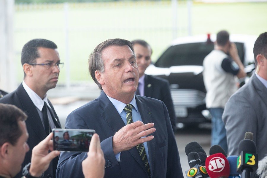 Presidente Bolsonaro sugere isolamento vertical – saida da alvorada