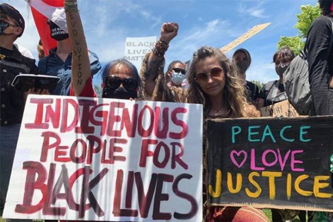 Paris Jackson em manifestação antirracista