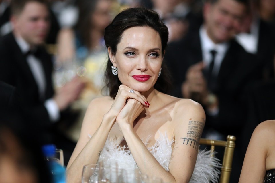 Look da famosa: Filha de Angelina Jolie chama a atenção ao usar