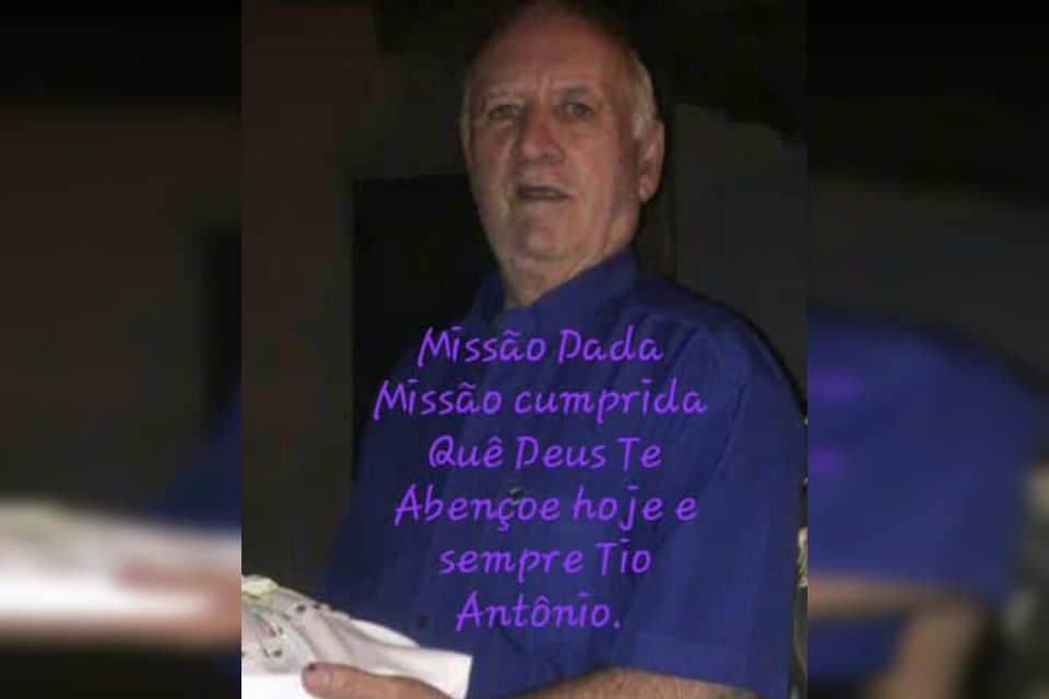 idoso em pé