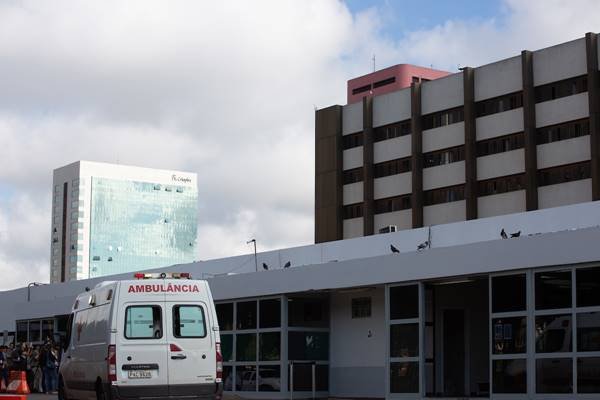 Ambulância estacionada em frente ao Hran