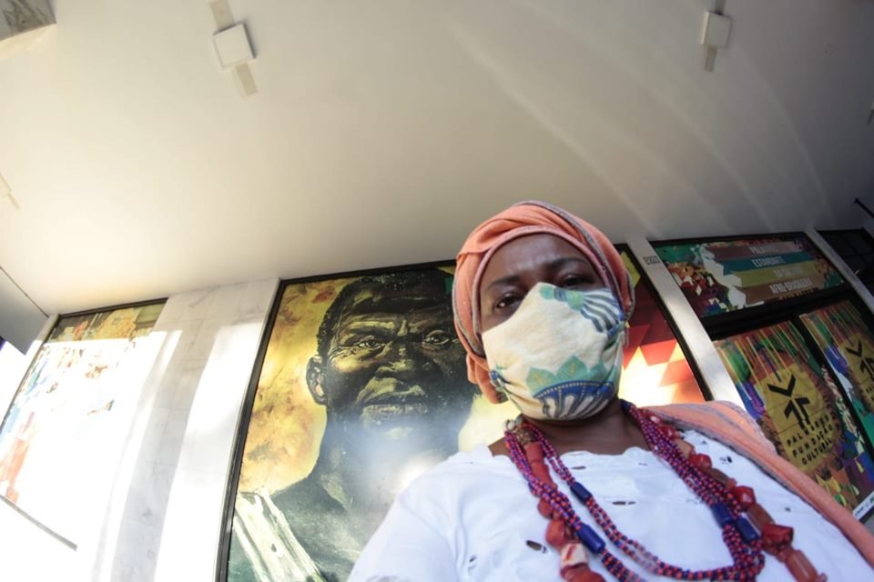 mãe de santo xingada por presidente da Fundação Palmares posa em frente à instituição