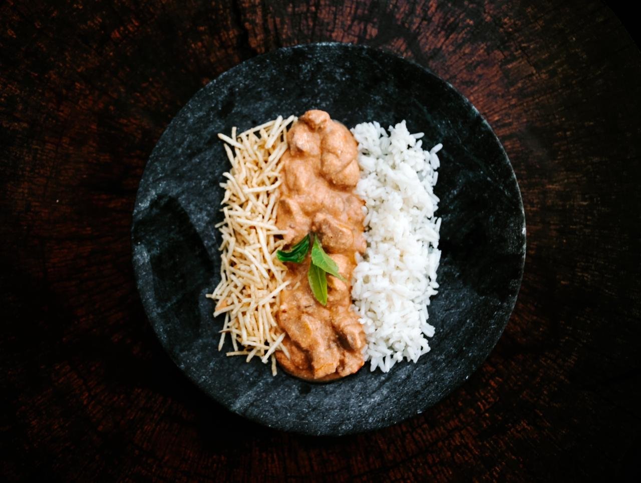 Estrogonofe de cogumelos com arroz de batata palha
