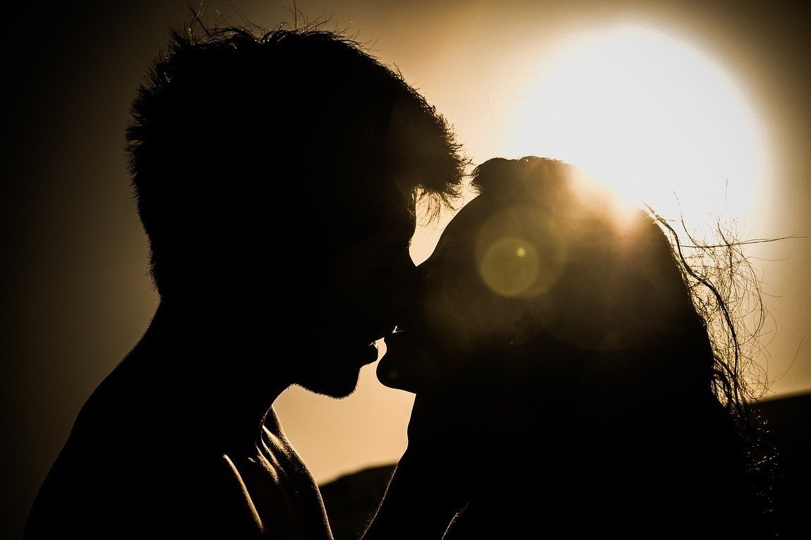 silhueta de homem e mulher se beijando