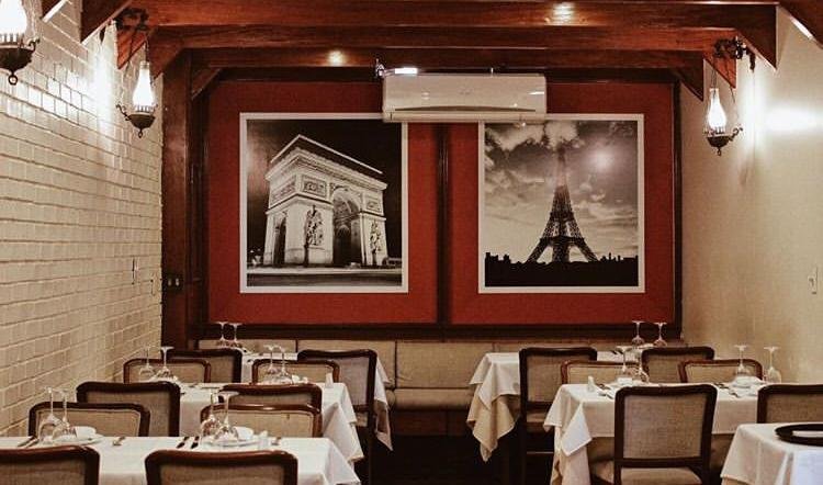 Parte de dentro do restaurante La Chaumière