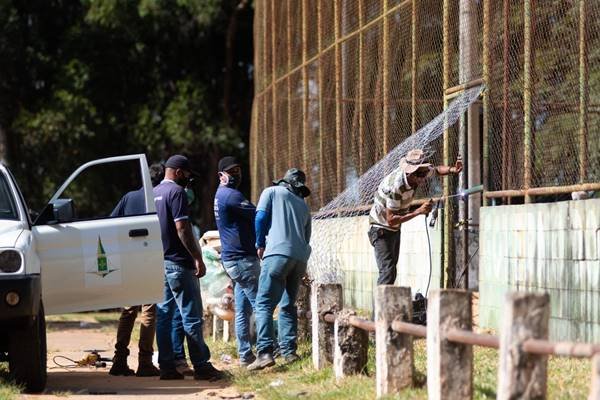 Fiscais isolando quadra esportiva