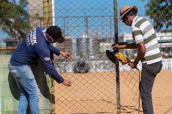 Fiscais isolando quadra
