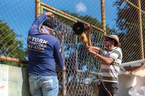 Fiscais fechando quadra
