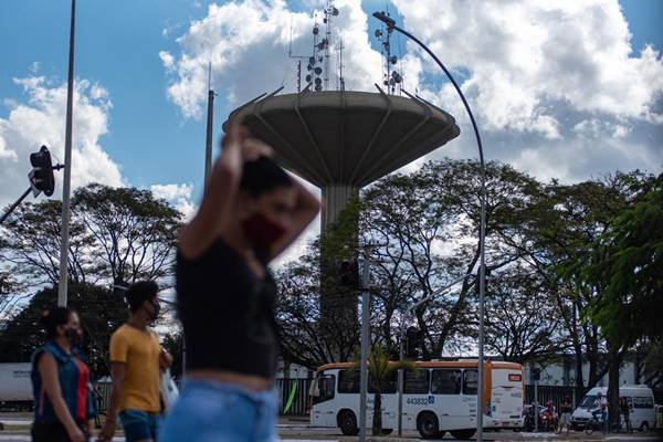 Mulher com máscara