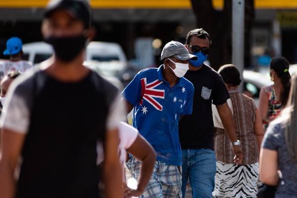 Pessoas caminhando em Ceilândia