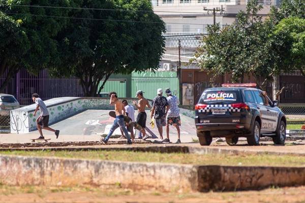 PM orientando moradores a não usar pista de skate