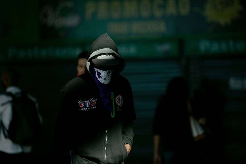 Homem usa máscara de proteção facial no DF