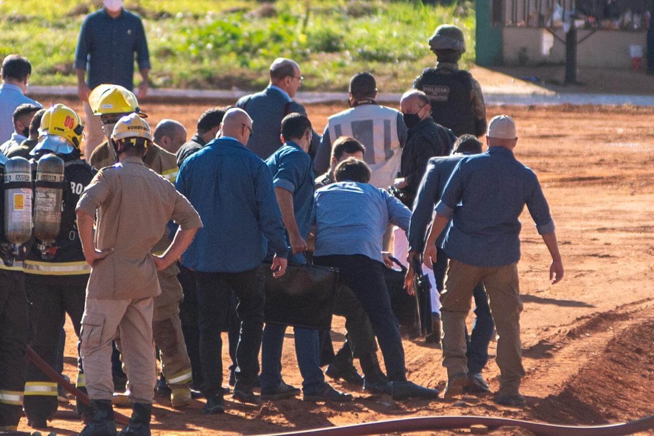 presidente tropeça na chegada a Hospital de Campanha de Águas Lindas