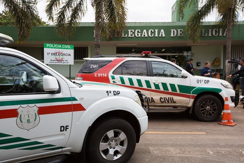 Fachada da 1a DP + duas viaturas